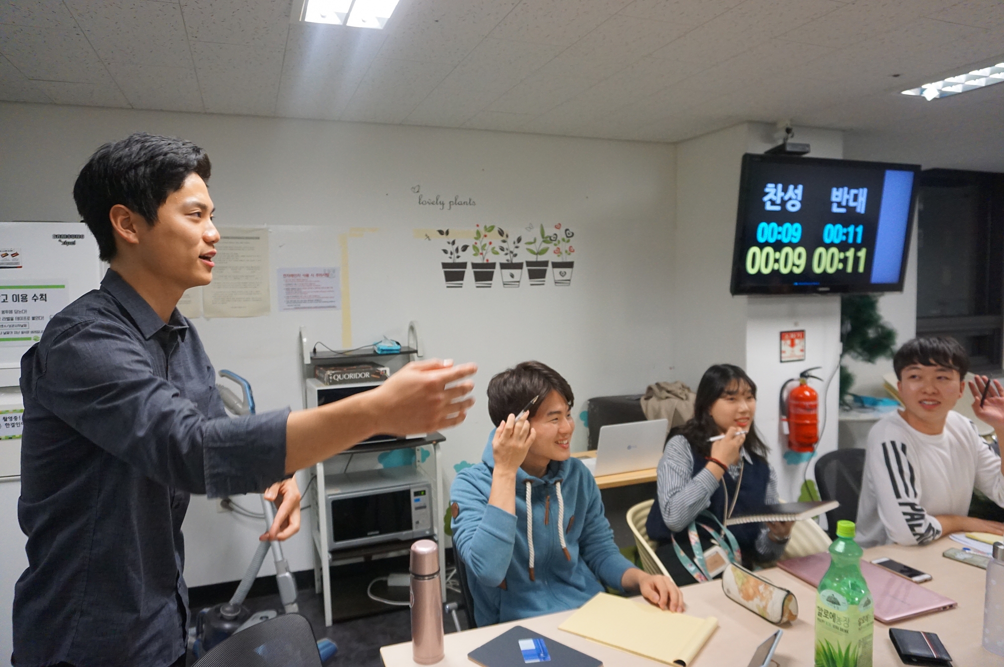 정예일 RA (교육학과 16)가 토론 방식에 대해 설명하고 있다